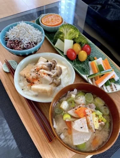 ある日のおうちランチ。しらす雑穀ごはん、厚揚げとしめじのみぞれ煮、豚汁、ブロッコリーとミニトマト、野菜のピクルス、みかん。料理は好きで、料理アプリへ投稿もしている（アカウントはプロフィール欄へ）