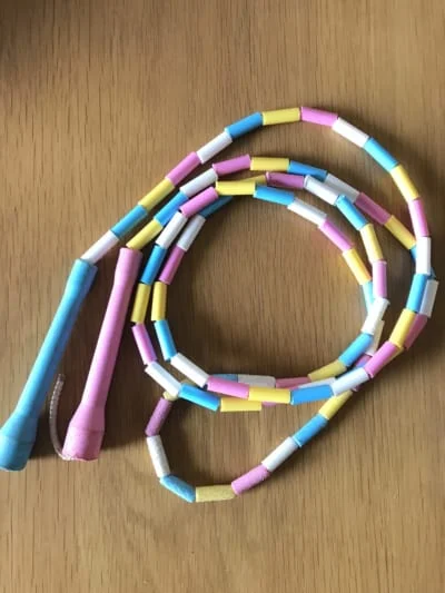 可愛くてお気に入りなビーズ縄跳び。跳ぶことで色が混ざって目にも楽しい