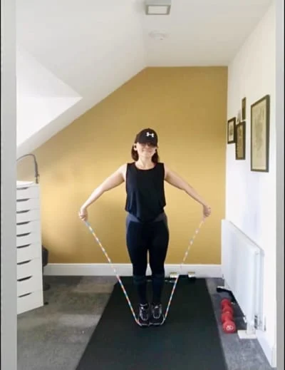 「ワイヤレスイヤホンで好きな音楽を聴きながら跳ぶとテンションも上がります」