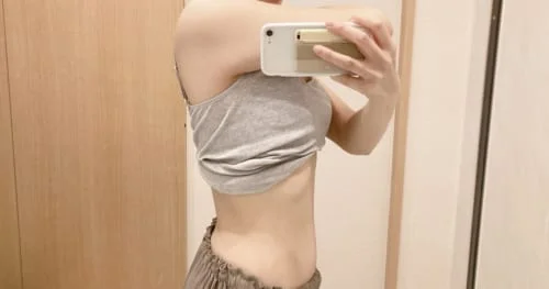 ダイエット成功後の姿。全体的にほっそりとしたが、特におなかがスッキリ。