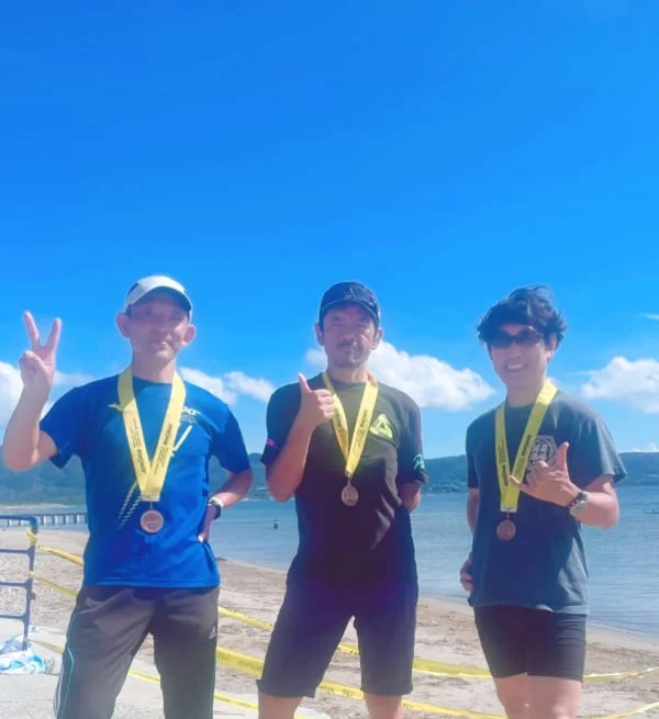 大会では3人チームのロードバイク担当として出場し、見事2位入賞!真ん中が山本さん