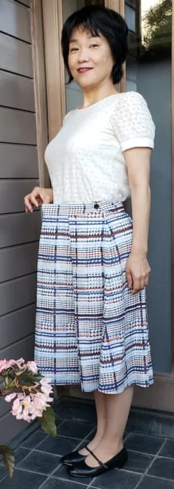 ダイエット前に着ていたスカートを履く田口さん。これまで履いていたスカートはどれもゆるくなりウエストを詰めた