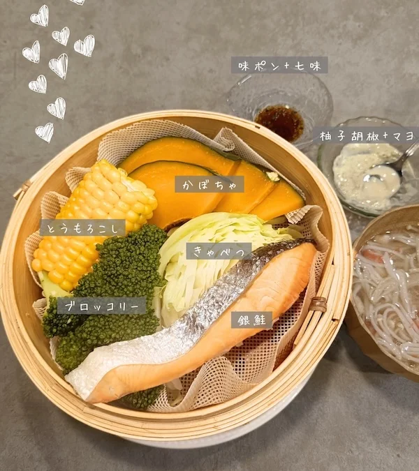 この日のせいろ蒸しは鮭、キャベツ、ブロッコリー、とうもろこし、かぼちゃ。食べ飽きないように、コチュジャンや柚子胡椒、ナンプラーなどの調味料でタレに工夫を