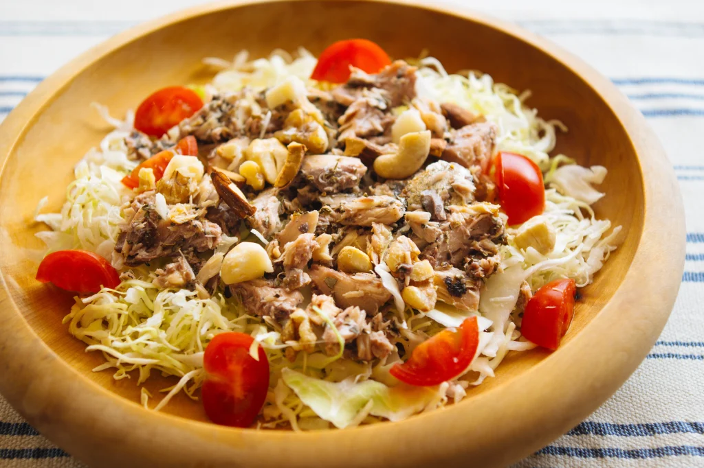 サバ缶とナッツのサラダ