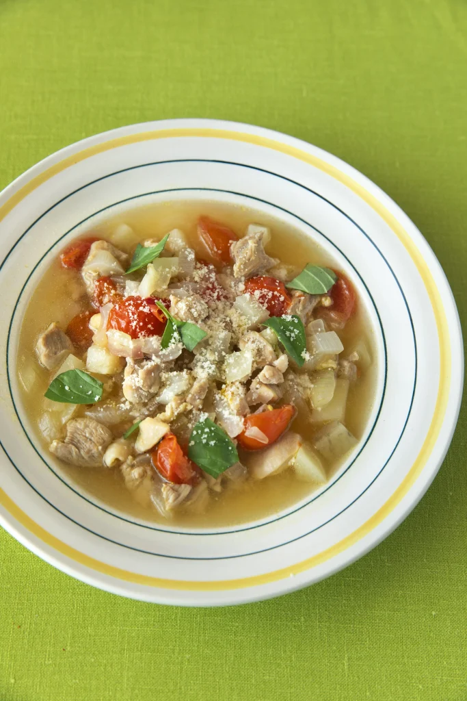 鶏肉とじゃがいものバジルトマトスープ